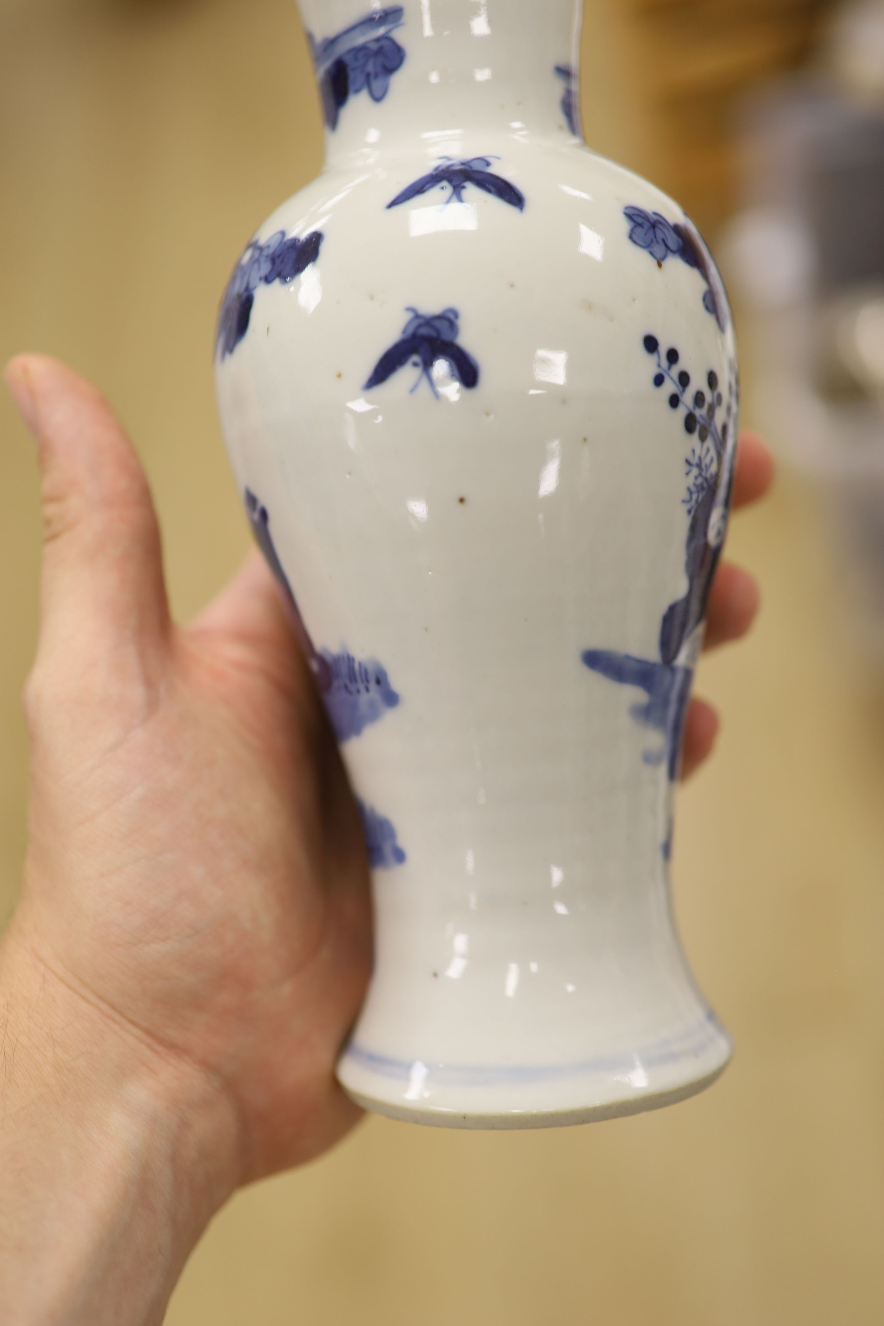 A 19th century Chinese blue and white vase, height 21cm